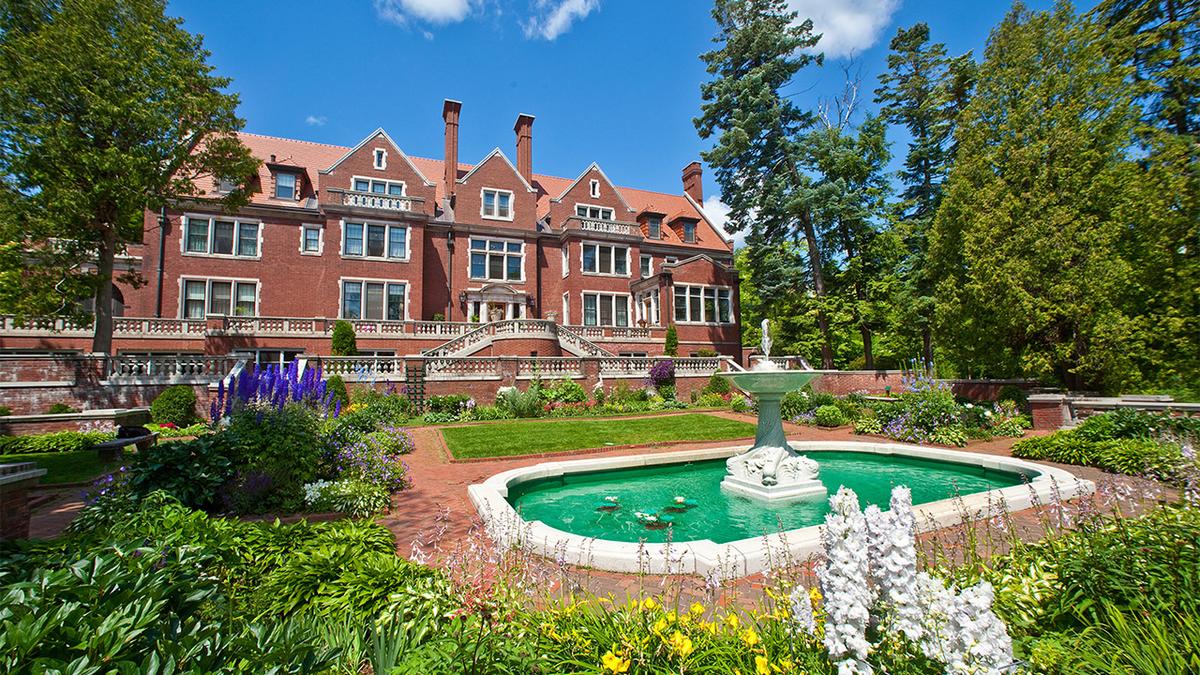 UMD's Glensheen - south side with fountain