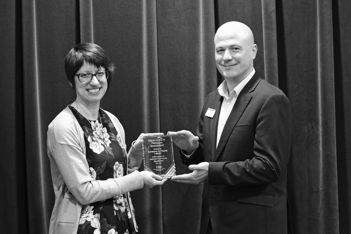 UMD Librarian Kim Pittman receiving award from Matt Rosendahl