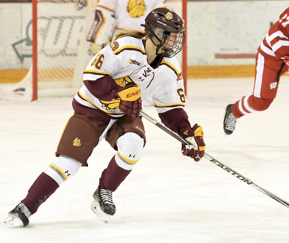 Maria Lindh playing hockey for UMD