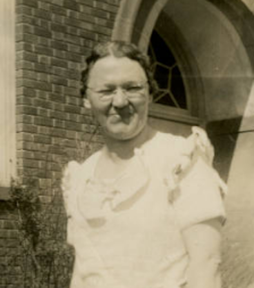 Helia outside the Washington School in 1936