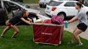 Students moving into the residence hall 2018
