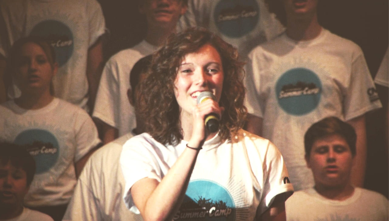 Maizie Deihl singing in high school